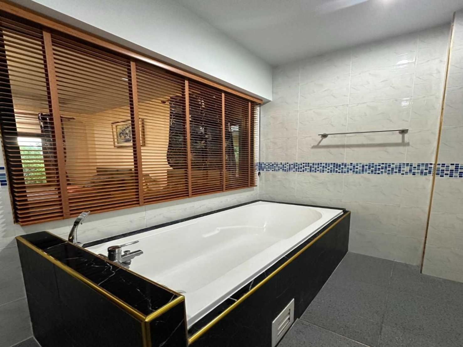 Capital O 75518 Baan Rose Resort Ao Luk Extérieur photo